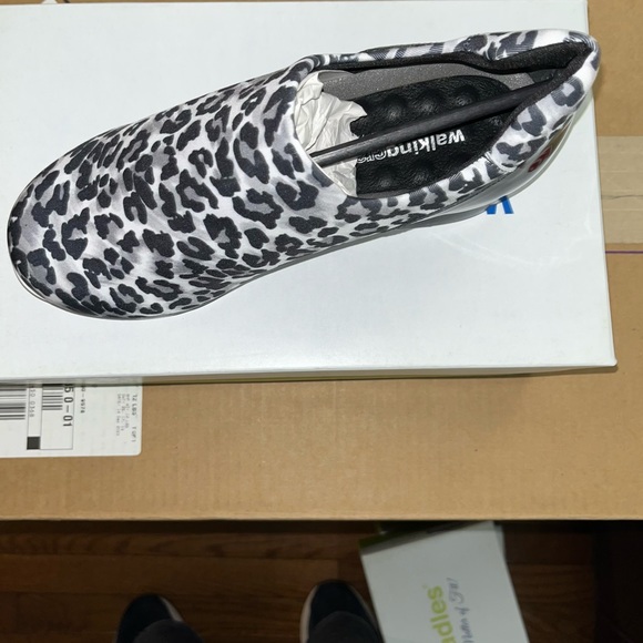 Walking Cradles Black & Snow Leopard Dash Sneakers Women’s Size 6 Extra Wide 6WW - Picture 6 of 9
